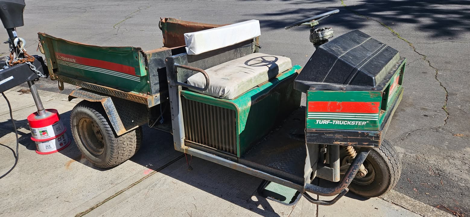 Check out this unwanted bad to the bone motorscooter we removed off our client’s property yesterday 🙃 Actually its a Cushman trucksters with dump bed