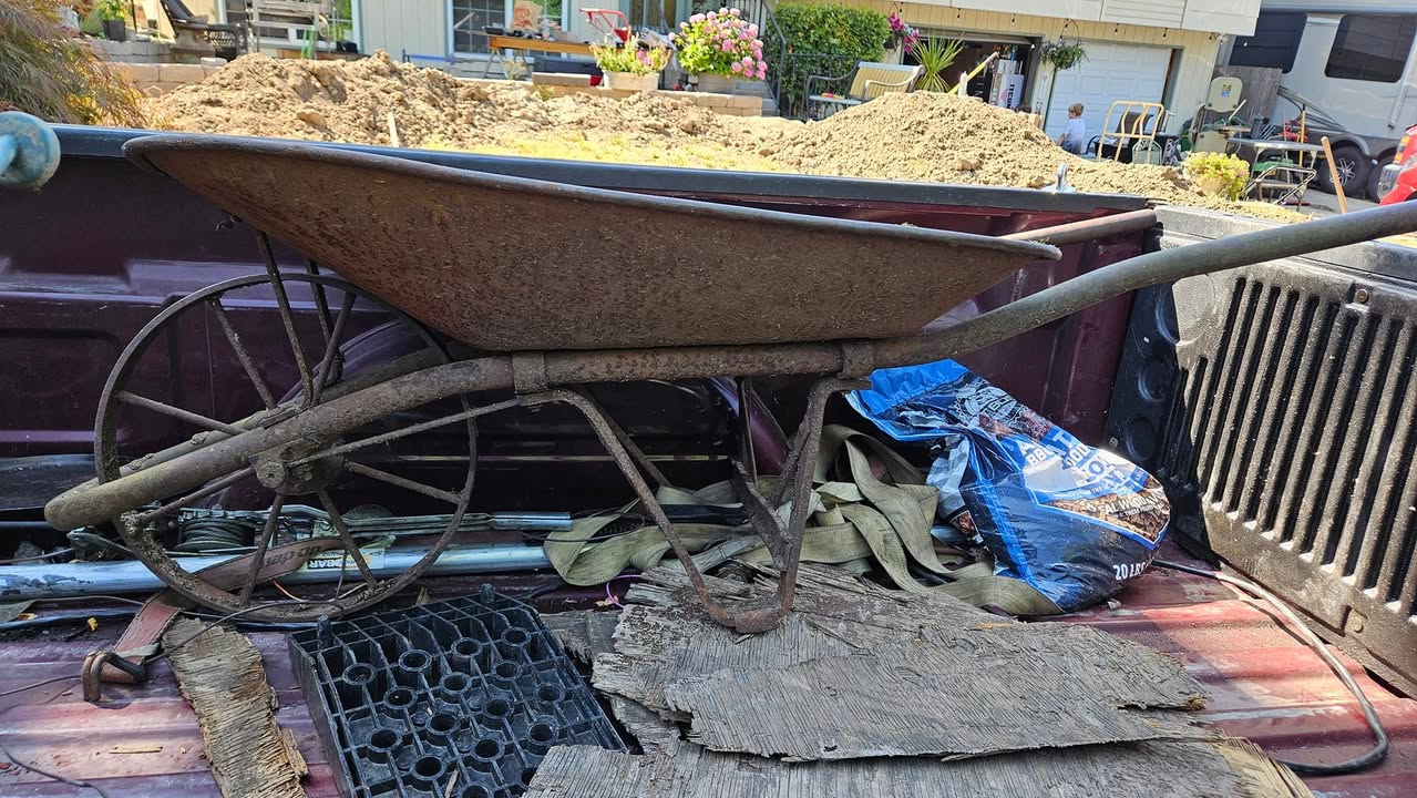 Old school metal wheel wheelbarrow #oregon #clackamascounty #antiques #picker