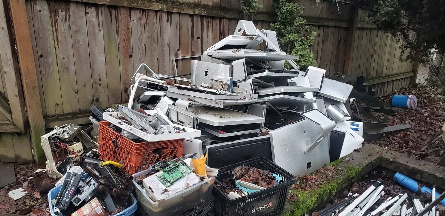 Throwback to that time we cleaned out an Apple computer repair store.…