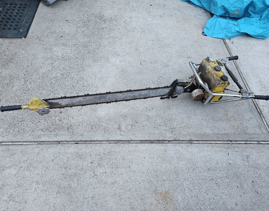 Old two man McCulloch chainsaw 🪚 one of my favorites 💪 What’s your favorite chainsaw?
