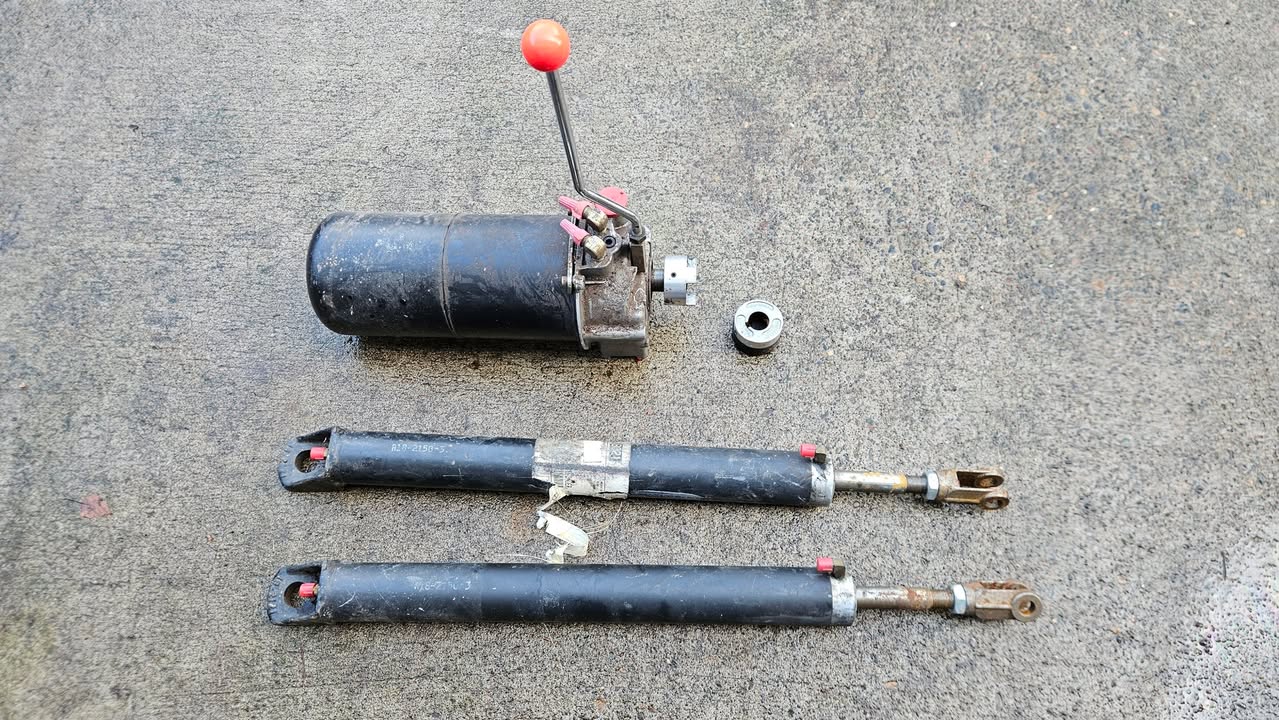Check this scrap metal junk run find. Full hydraulic set up set…