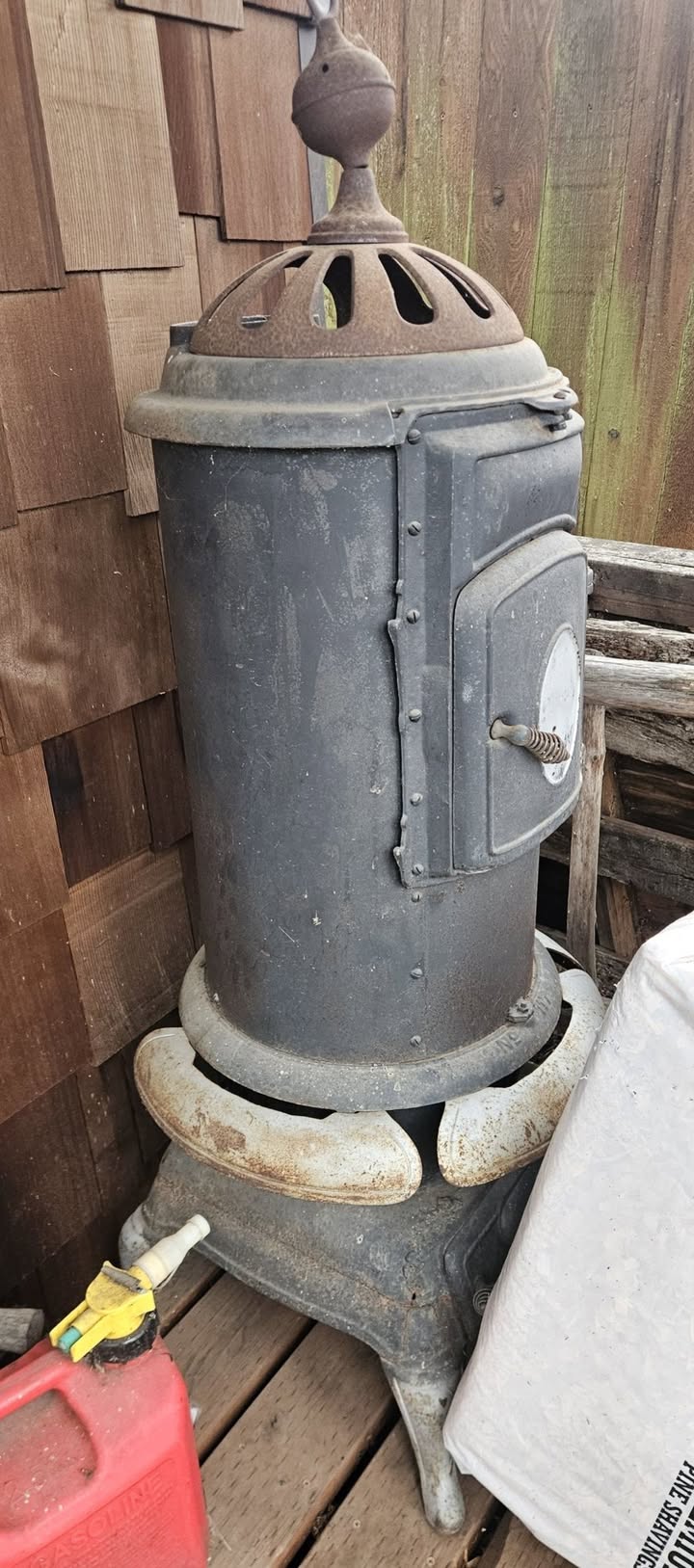 This doesn’t look like much 👀 But antique potbelly stoves can be worth thousands of dollars 💰🔥