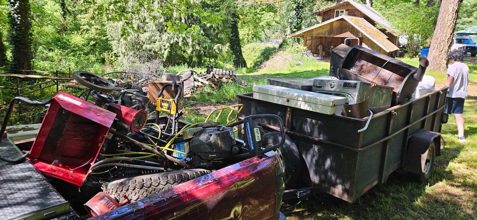Beautiful Oregon spring Sunday ☀️🌿 out in Carver picking up scrap metal…